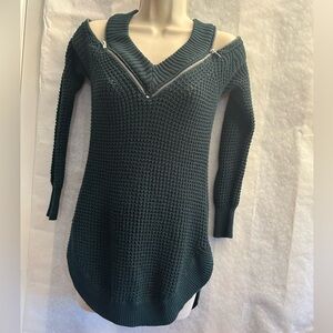 G by Guess Green Cold Shoulder Tunic Sweater V-Neck w/zipper accent Sz-XS.  N14